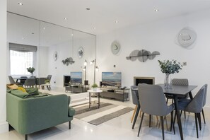 Dining - Spacious 3-BD Getaway in Prime Location with Spa-Style Tub (London)