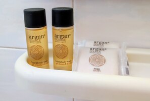 Sèche-cheveux, bidet, serviettes fournies, savon