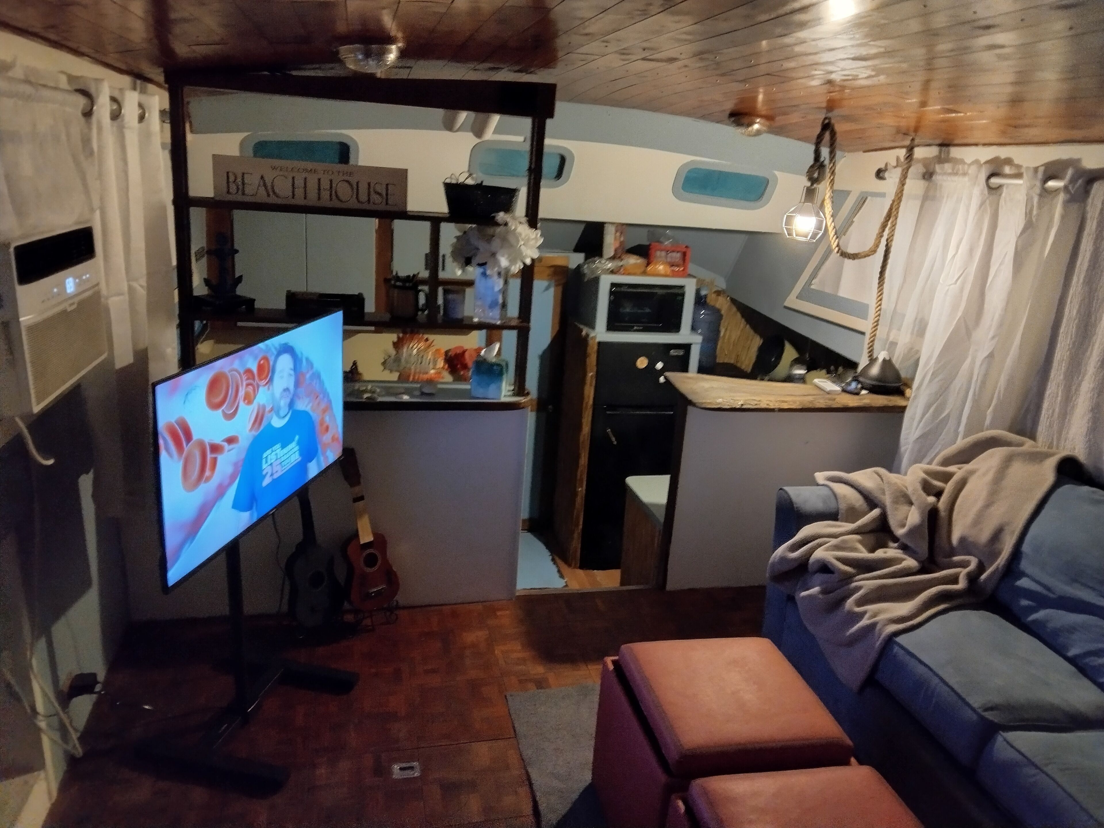 Smart-tv, dvd-spelare och böcker