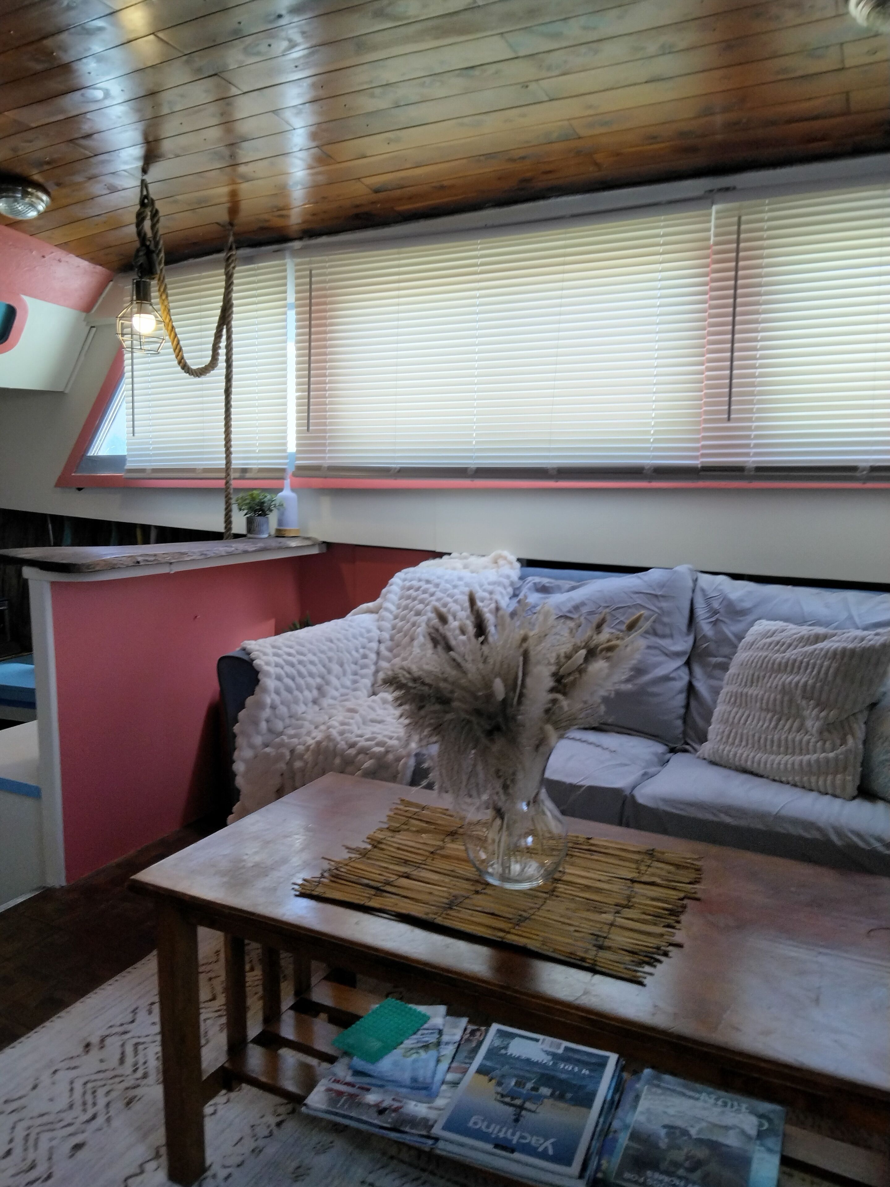 Smart-TV, DVD-Player, Bücher