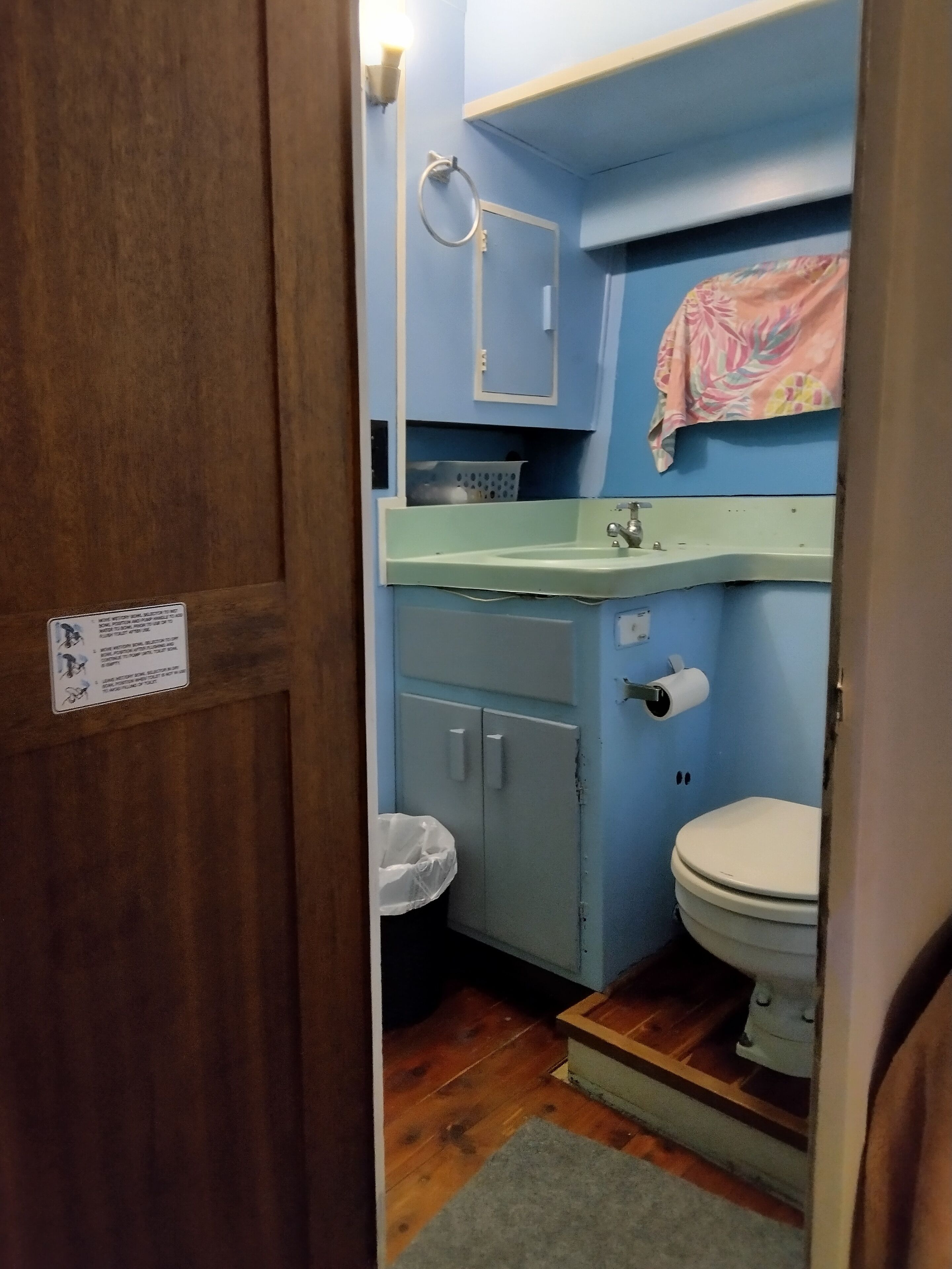 Ducha, secador de pelo, toallas, jabón