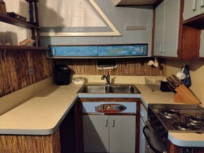 Køleskab, mikrobølgeovn, ovn, kogeplade