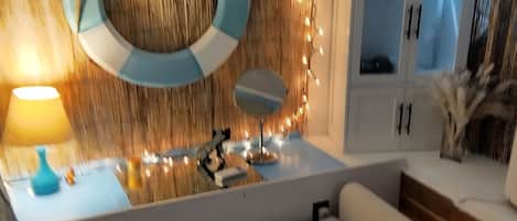 2 室のベッドルーム、WiFi (無料)、ベッドシーツ