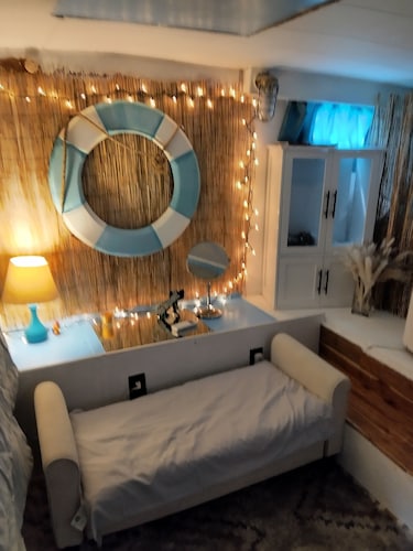 Authentic 40' Hatteras Yacht 
Budget Keys Living & Ocean Views 