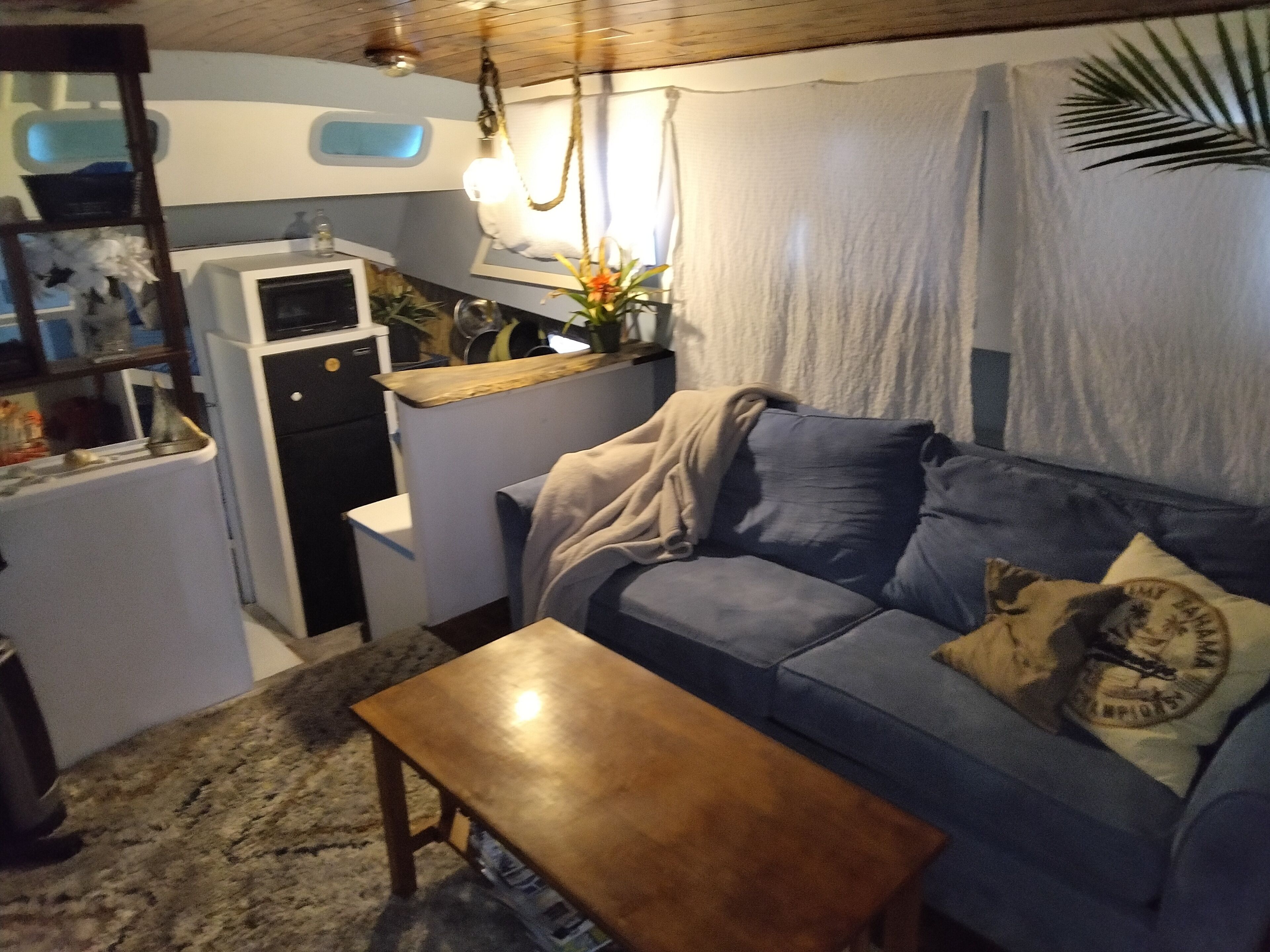 ス  マートテレビ、DVD プレーヤー、書庫