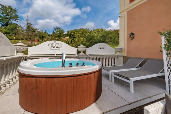Outdoor spa tub