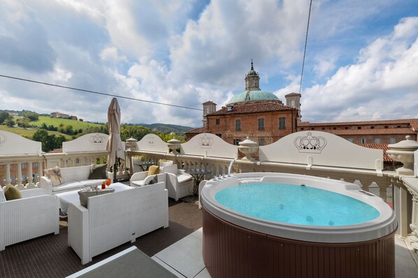 Terrace/patio - 'Carlo Emanuele' Room with Shared Terrace, Wi-Fi, and Air Conditioning (Vicoforte)