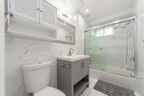 Regadera, secadora de cabello, toallas, papel de baño