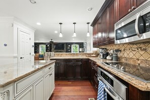 Geladeira, micro-ondas, fogão, cooktop