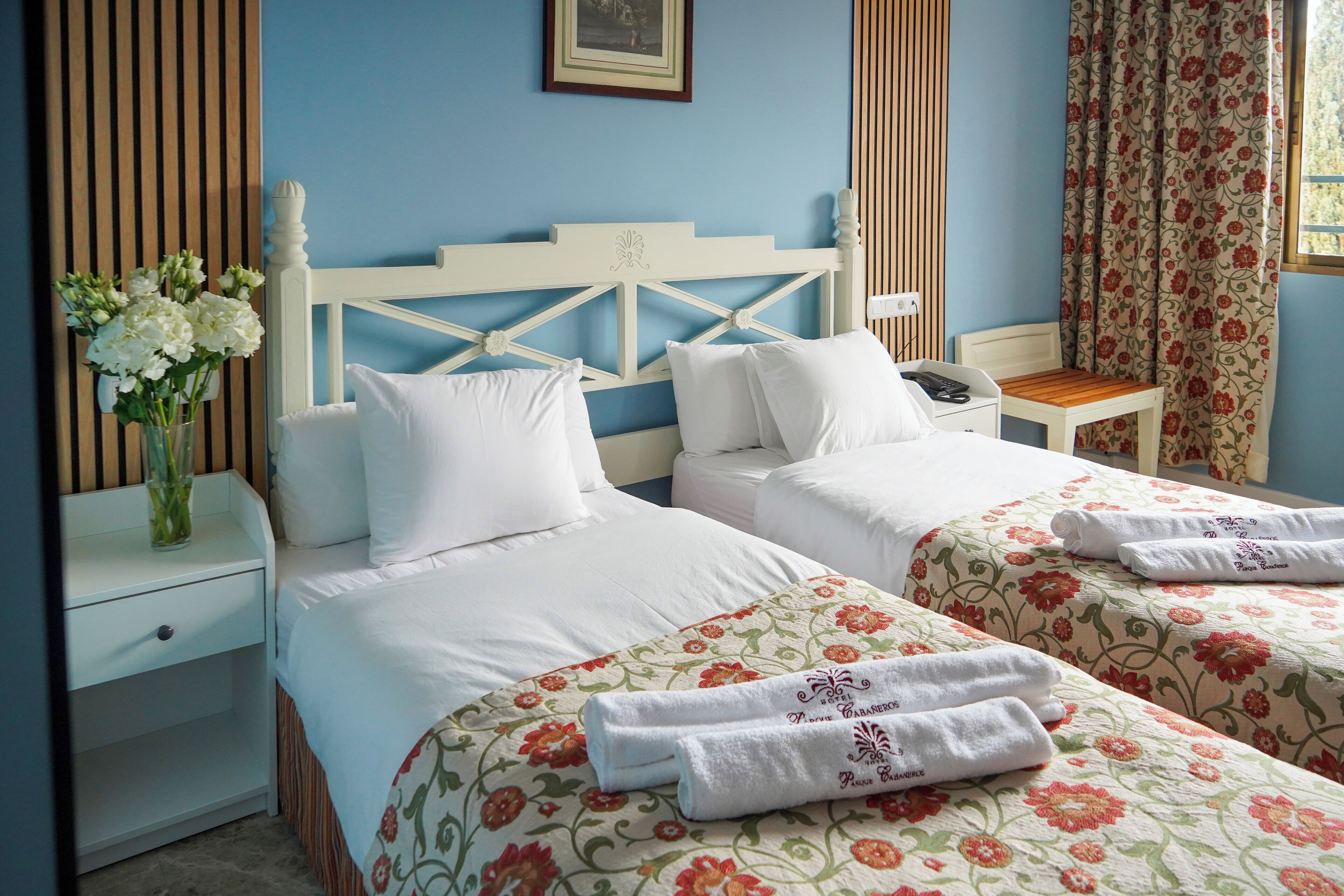 Coffres-forts dans les chambres, bureau, rideaux occultants