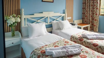 Chambre Standard Double ou avec lits jumeaux | Coffres-forts dans les chambres, bureau, rideaux occultants