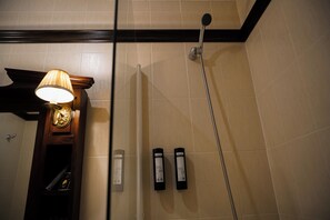 Family Room | Bathroom | Free toiletries, bathrobes, slippers, towels - NUEVO HOTEL PARQUE CABAÑEROS (Horcajo de los Montes)