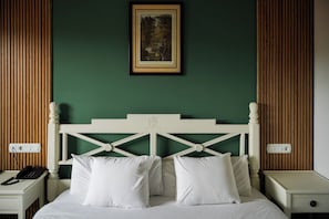 Family Room | In-room safe, desk, blackout drapes, iron/ironing board