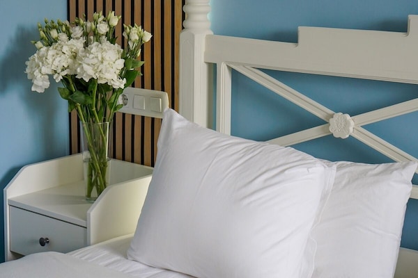 Chambre supérieure double | Coffre-fort, bureau, rideaux d’obscurcissement