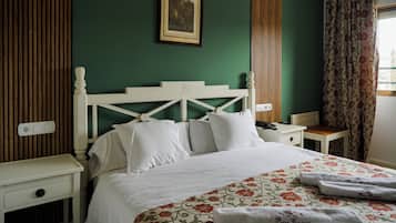 Familjerum | VÀrdeförvaringsskÄp pÄ rummet, skrivbord och mörklÀggningsgardiner