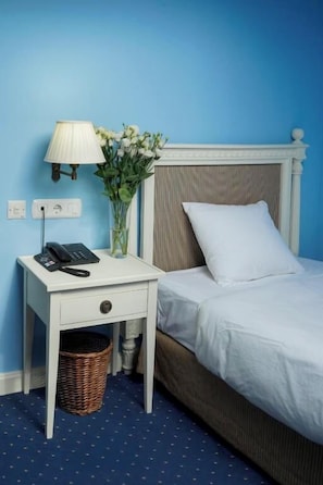 Standard Single Room, 1 Large Twin Bed, Private Bathroom | In-room safe, desk, blackout drapes, iron/ironing board