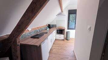 Een koelkast, een microgolfoven, een kookplaat, een vaatwasser