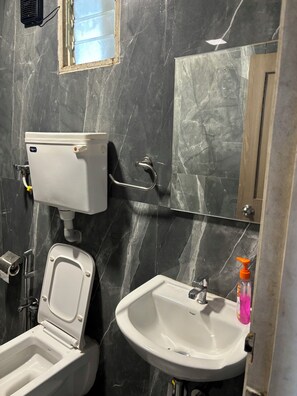 Economy-Doppelzimmer, Terrasse, Seeblick | Badezimmer | Kostenlose Toilettenartikel, Handtücher, Seife, Shampoo