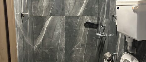Habitación doble, patio, vista a la alberca | Baño | Amenidades de baño gratuitas, toallas, jabón, shampoo