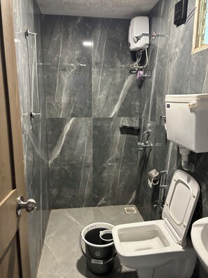 Economy-Doppelzimmer, Terrasse, Seeblick | Badezimmer | Kostenlose Toilettenartikel, Handtücher, Seife, Shampoo