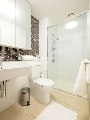 Shower, hair dryer, towels, soap - Luxury Apartment Melbourne CBD (Melbourne)