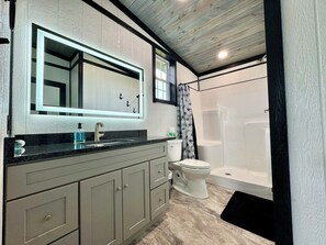 Douche, sèche-cheveux, serviettes fournies, savon