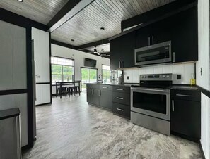 Frigorifero, microonde, forno, piano cottura
