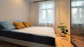 1 dormitorio, tabla de planchar con plancha, wifi y ropa de cama