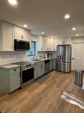 Kühlschrank, Mikrowelle, Ofen, Herdplatte