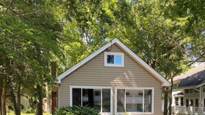 A single-story house with a front porch, large windows, and a small attached garage. - Beautiful 2-bedroom water view house in Annapolis (Annapolis)