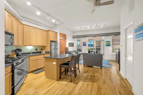 Club 1919 – Chic Urban Retreat w/ Private Patio in the Heart of Chicago