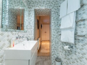 Dusche, Haartrockner, Handtücher