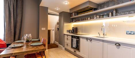 Geladeira, micro-ondas, fogão, lava-louças