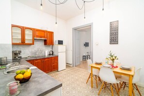 Fridge, microwave, stovetop, dishwasher