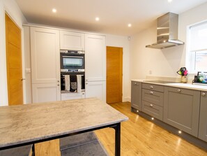 Fridge, microwave, oven, dishwasher - Pass the Keys | Turner's Nook (St Leonards-on-Sea)