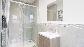 Douche, sĂšche-cheveux, serviettes fournies