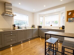 ثلاجة، ميكروويف، فرن، غسالة أطباق