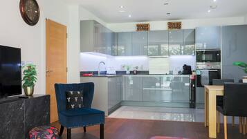 Kühlschrank, Mikrowelle, Ofen, Geschirrspüler