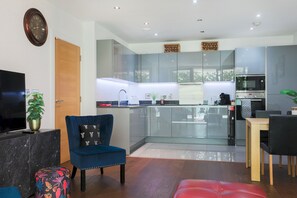 Kühlschrank, Mikrowelle, Ofen, Geschirrspüler