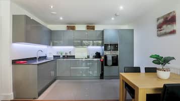 Kühlschrank, Mikrowelle, Ofen, Geschirrspüler