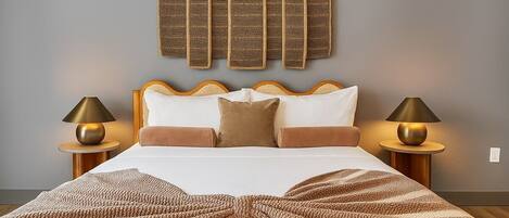 Tabla de planchar con plancha, internet y ropa de cama