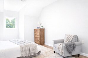 2 bedrooms, desk, iron/ironing board, travel crib - Prime Yale Living in Modern Wooster Square (New Haven)
