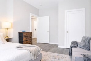 2 bedrooms, desk, iron/ironing board, travel crib - Prime Yale Living in Modern Wooster Square (New Haven)