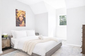 2 bedrooms, desk, iron/ironing board, travel crib - Prime Yale Living in Modern Wooster Square (New Haven)