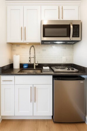 Mikrowelle, Wasserkocher mit Kaffee-/Teezubehör