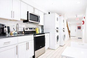 Microwave, coffee/tea maker - Prime Yale Studio Steps to Sallys Apizza (New Haven)