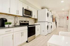 Mikrowelle, Ofen, Herdplatte, Wasserkocher mit Kaffee-/Teezubehör