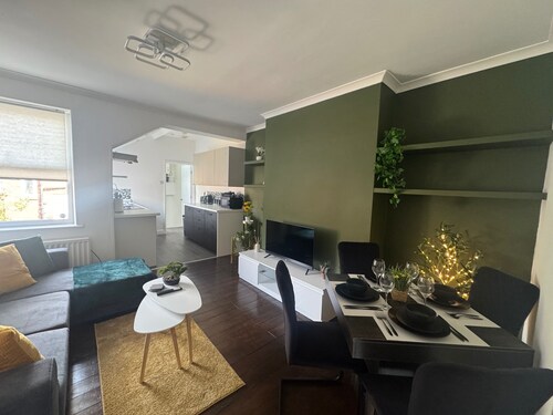 Apt-sleeps 6-parking-ideal for Contractors-garden