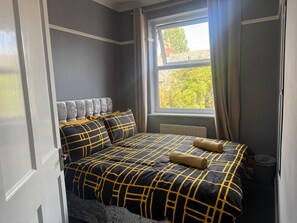 3 bedrooms, iron/ironing board, free WiFi, bed sheets - Apt-sleeps 6-parking-ideal for Contractors-garden (Newcastle-upon-Tyne)
