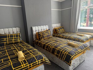 3 slaapkamers, een strijkplank/strijkijzer, gratis wifi, beddengoed